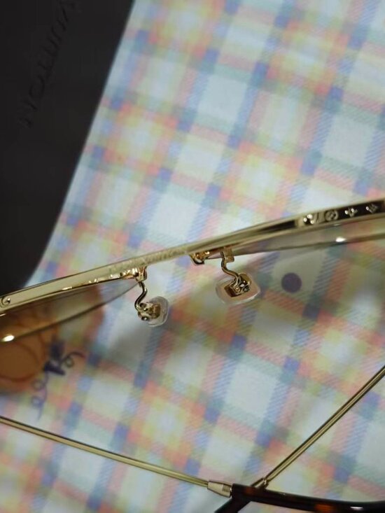 ℒAuthentic Louis Vuitton Aviator Sunglasses, Gold Tone, Monogram Lenses main image 7